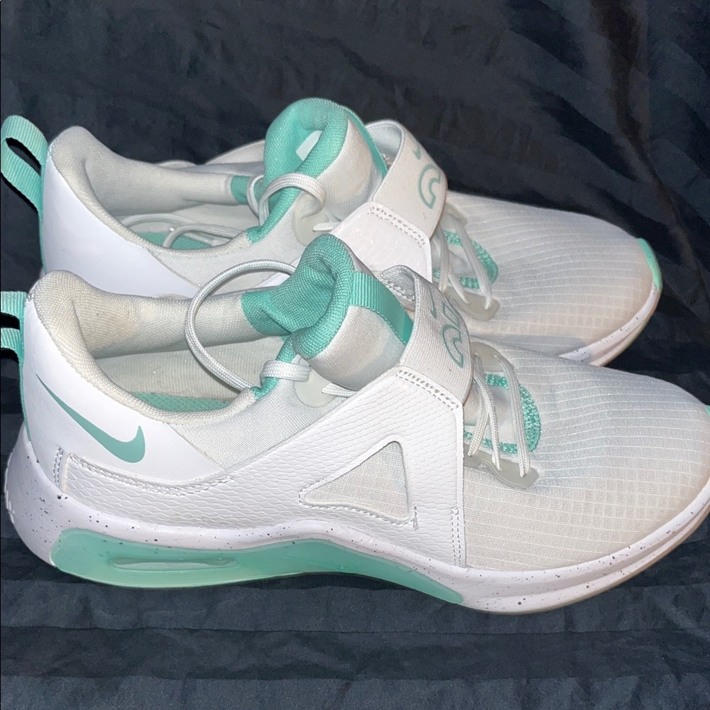 Women’s Size 8.5 NIKE AIR MAX BELLA TR5 SHOES